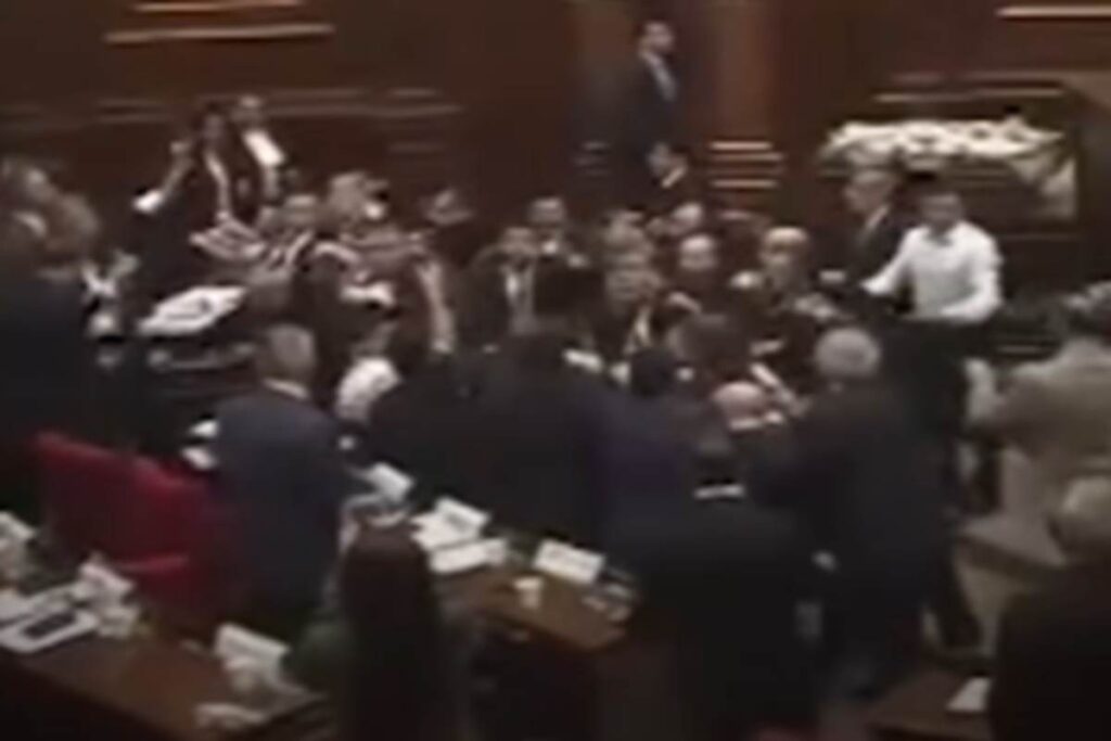 Rissa nel Parlamento in Armenia