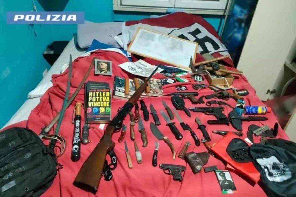 Armi in casa e simboli nazisti
