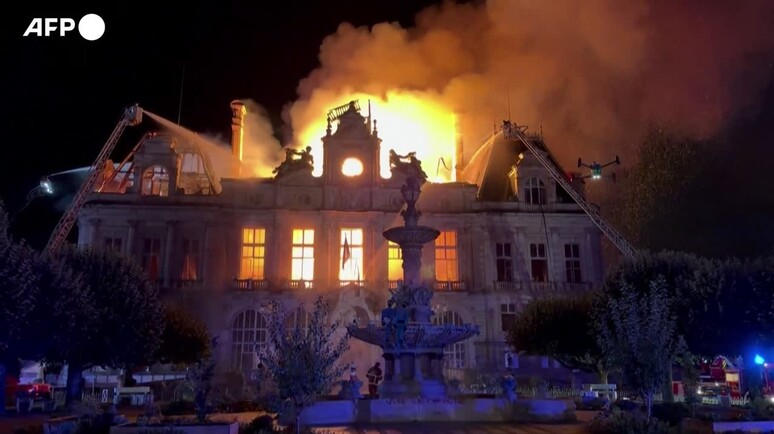 L'incendio del municipio di Limoges in Francia