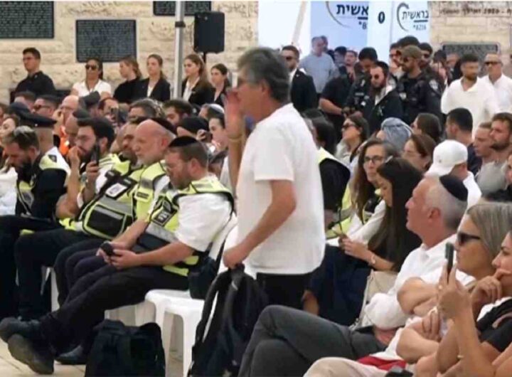 Il video dell'attivista che contesta Netanyahu: "Vergognati, il 7 ottobre 2023 non hai difeso mio figlio e altre 1200 persone"