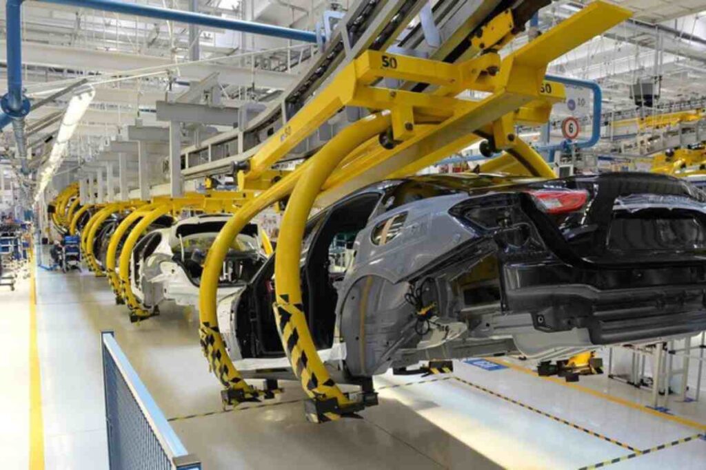 Una catena di montaggio di auto