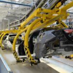 Una catena di montaggio di auto