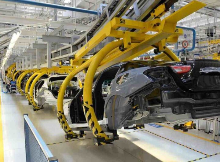 Una catena di montaggio di auto