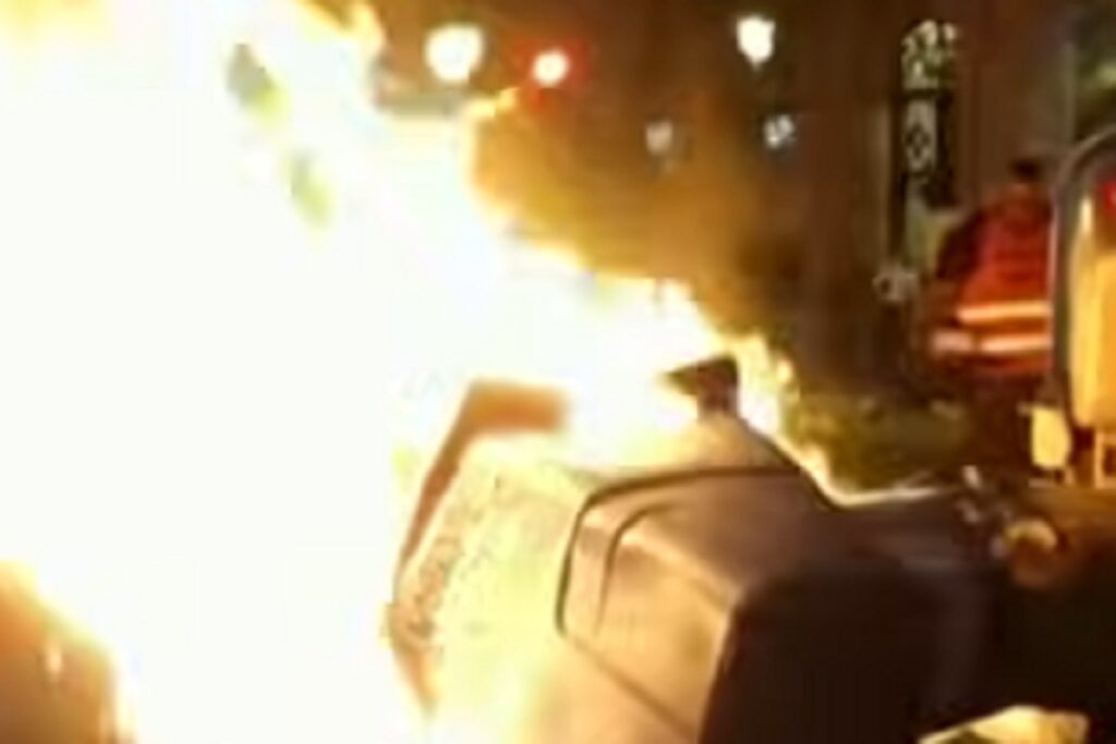 Il video degli scontri a Barcellona al termine del corteo per la casa: barricate e lancio di oggetti contro la Polizia