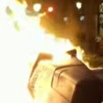 Il video degli scontri a Barcellona al termine del corteo per la casa: barricate e lancio di oggetti contro la Polizia
