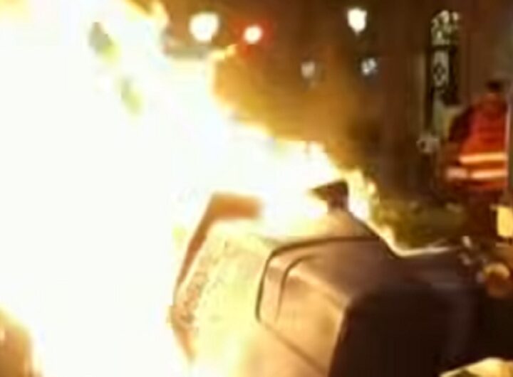 Il video degli scontri a Barcellona al termine del corteo per la casa: barricate e lancio di oggetti contro la Polizia