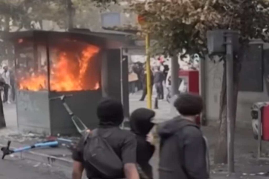 Cabina polizia in fiamme