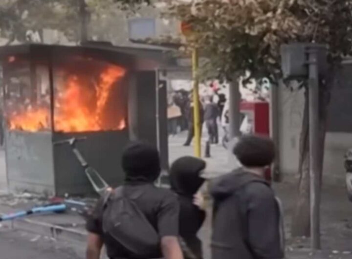 Cabina polizia in fiamme