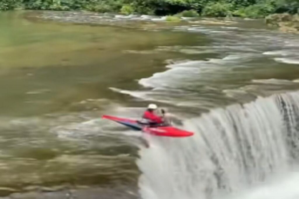 Il video dell'uomo che precipita con la canoa da una cascata alta sei metri e sparisce sott'acqua