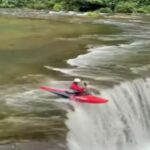 Il video dell'uomo che precipita con la canoa da una cascata alta sei metri e sparisce sott'acqua
