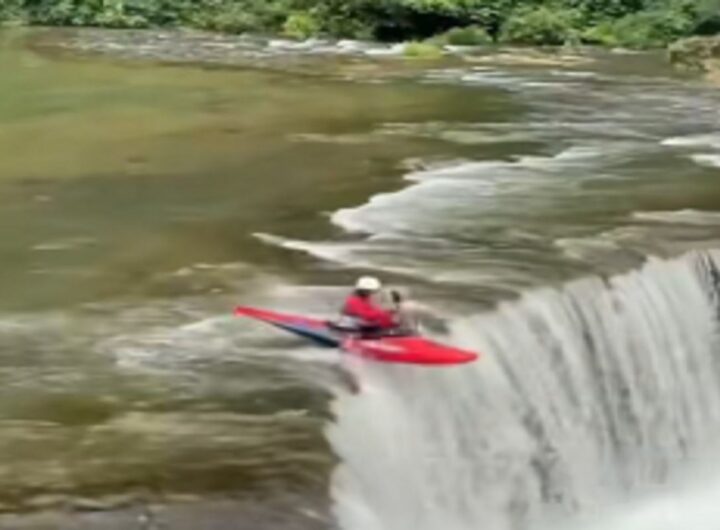 Il video dell'uomo che precipita con la canoa da una cascata alta sei metri e sparisce sott'acqua