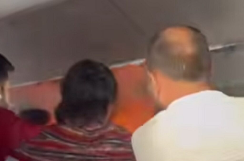 Il video della power bank che prende fuoco nella cappelliera dell'aereo, panico e fiamme a bordo