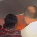 Il video della power bank che prende fuoco nella cappelliera dell'aereo, panico e fiamme a bordo