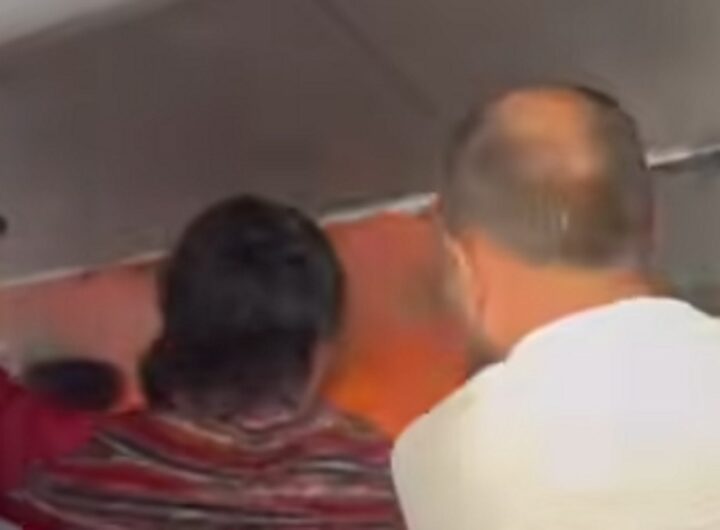Il video della power bank che prende fuoco nella cappelliera dell'aereo, panico e fiamme a bordo