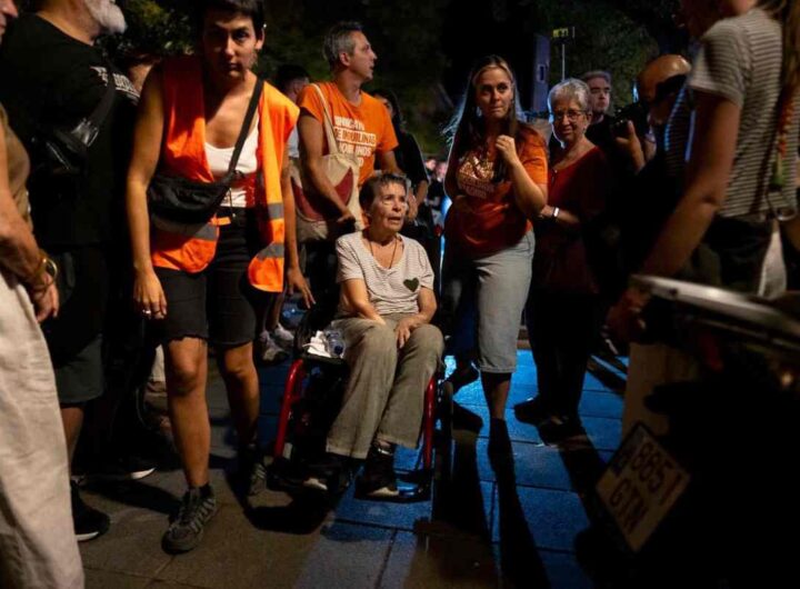 È morta Maricarmen, l'anziana sfrattata diventata il volto della lotta per la casa in Spagna