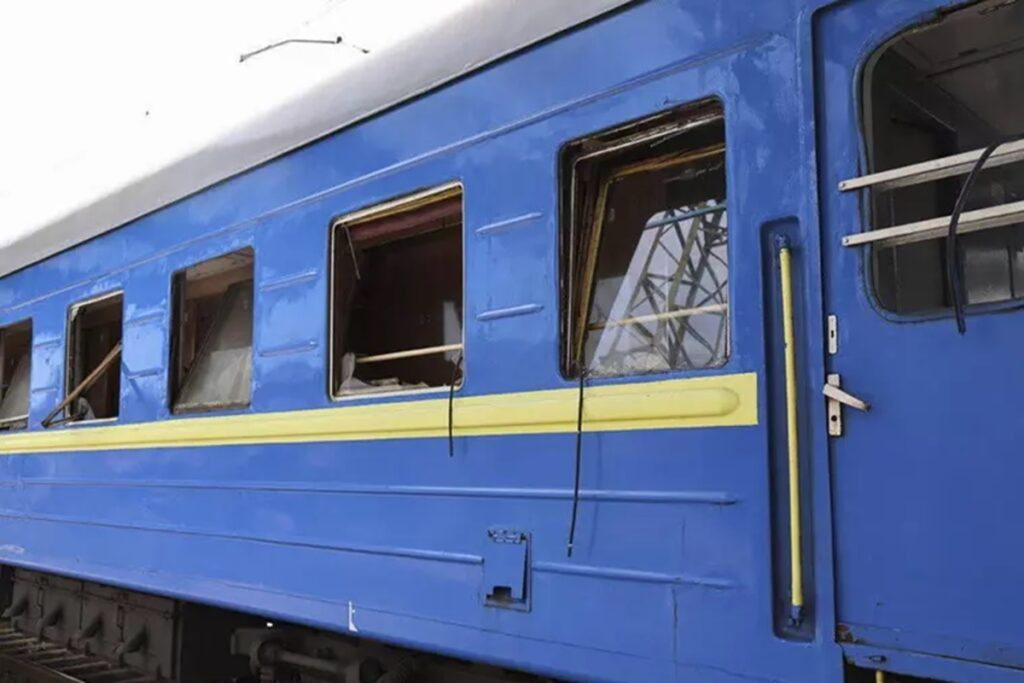 Bombe russe su un treno a Dnipro