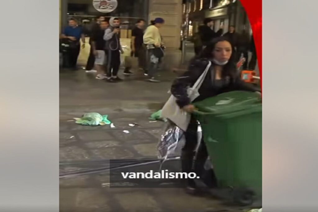 Milano, la donna che da sola ha affrontato i vandali mettendosi a smontare le barricate: "Non potevo restare indifferente"