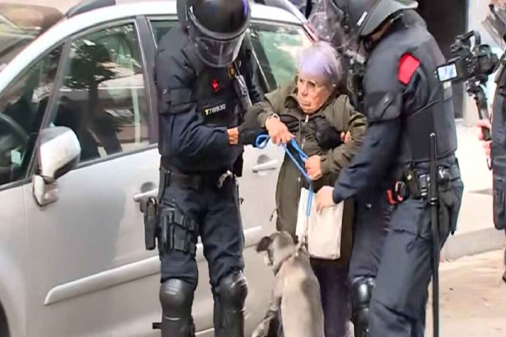 Nuovo sfratto choc in Spagna: anziana trascinata via da casa con il cane al guinzaglio