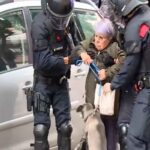 Nuovo sfratto choc in Spagna: anziana trascinata via da casa con il cane al guinzaglio