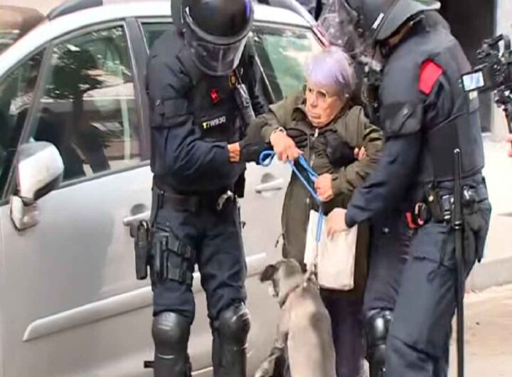 Nuovo sfratto choc in Spagna: anziana trascinata via da casa con il cane al guinzaglio