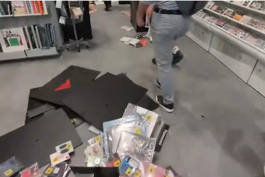 Riaperta a Torino la libreria Feltrinelli di Porta Nuova presa d'assalto sabato