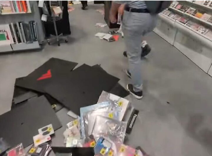 Riaperta a Torino la libreria Feltrinelli di Porta Nuova presa d'assalto sabato