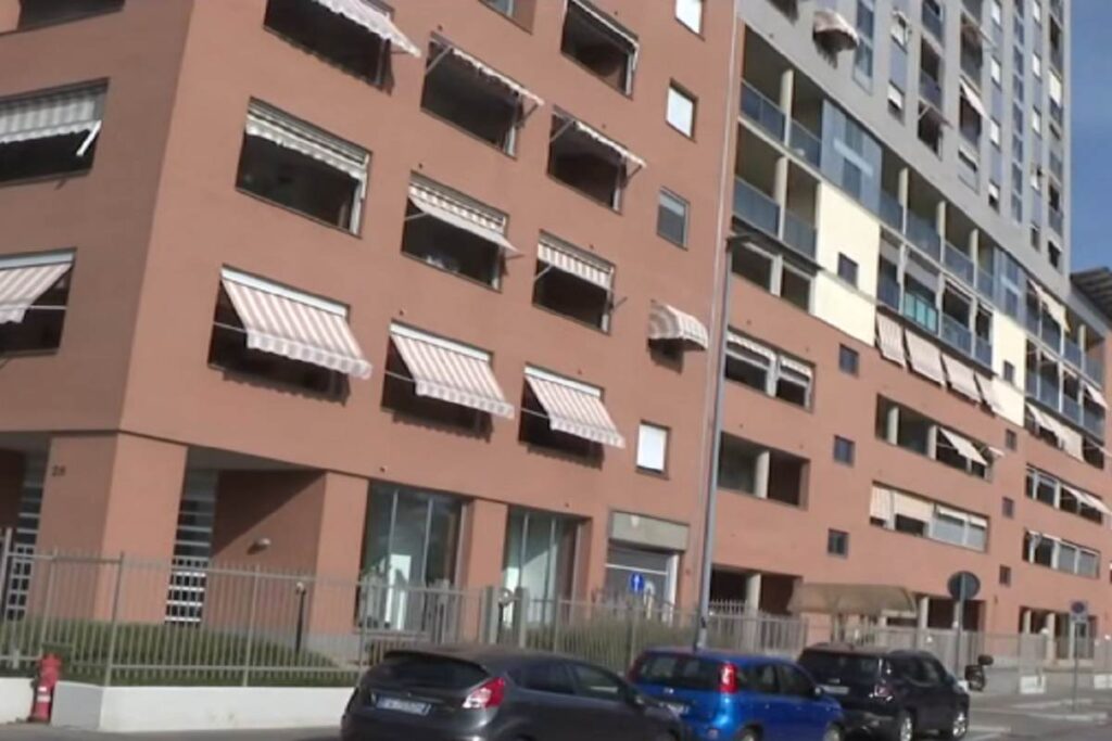 La palazzina da cui si è buttato il 37enne di Torino