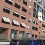 La palazzina da cui si è buttato il 37enne di Torino
