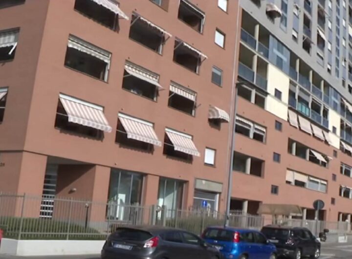 La palazzina da cui si è buttato il 37enne di Torino