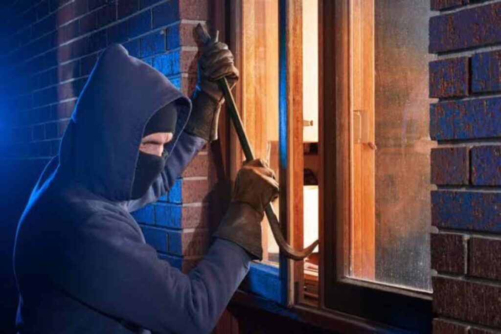 Un uomo tenta di entrare in una casa dalla finestra con l'intento di rubare