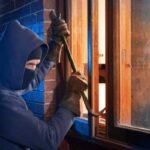Un uomo tenta di entrare in una casa dalla finestra con l'intento di rubare