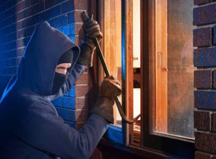 Un uomo tenta di entrare in una casa dalla finestra con l'intento di rubare