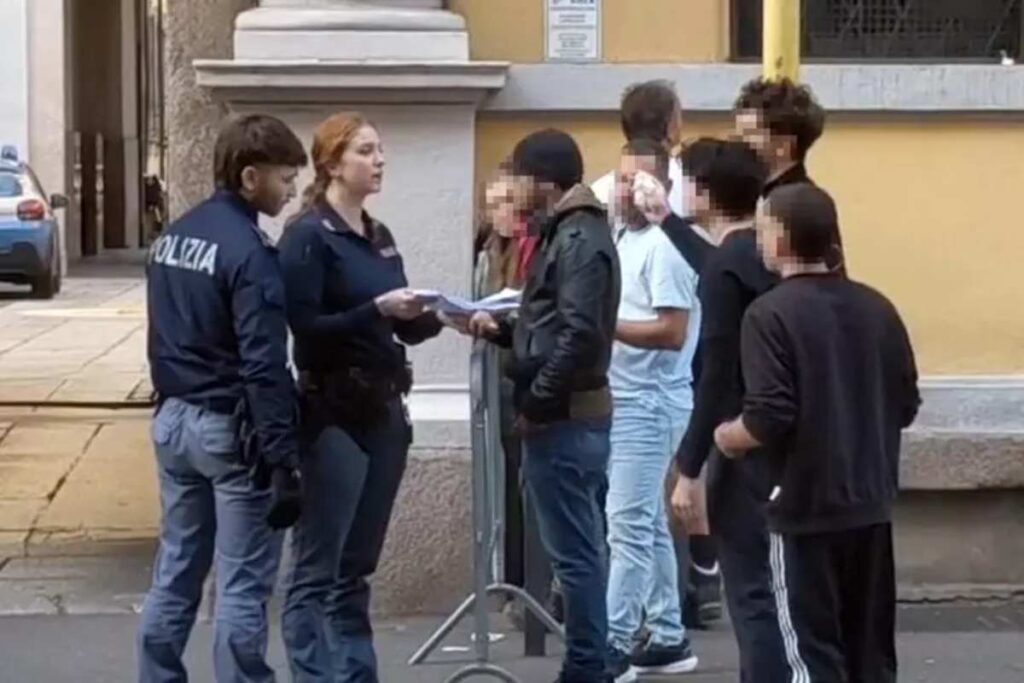 Alcuni giovani appena usciti dalla questura di Milano