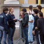 Alcuni giovani appena usciti dalla questura di Milano