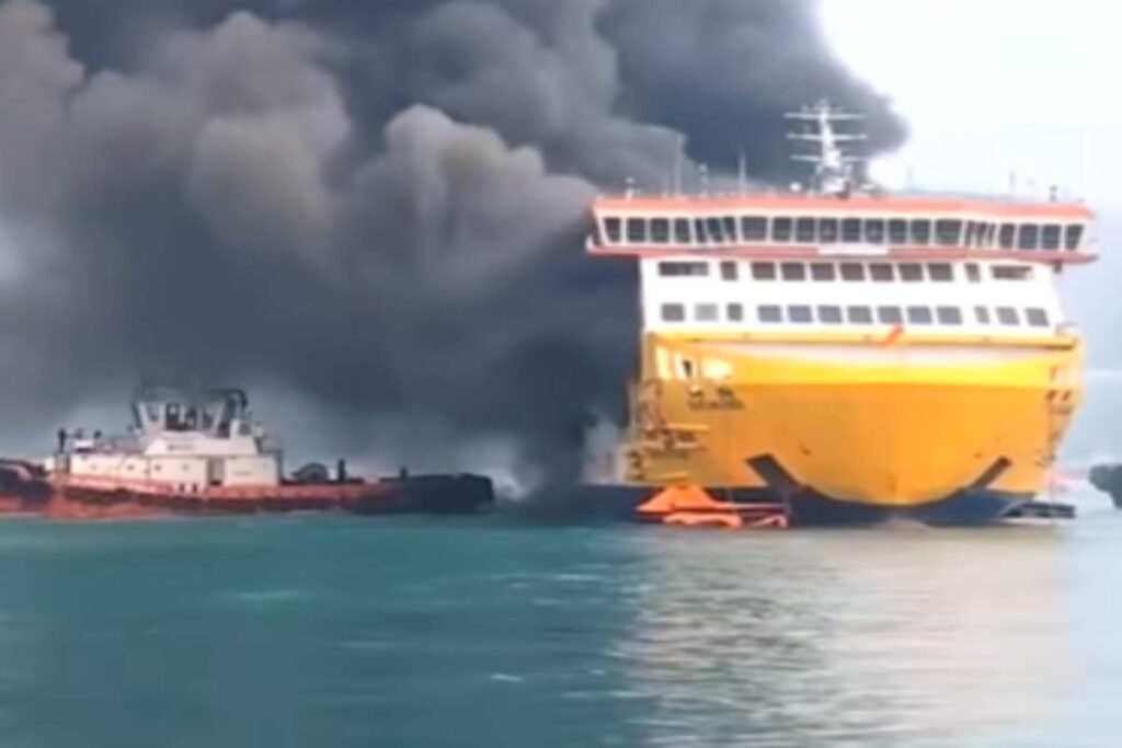 Traghetto in fiamme
