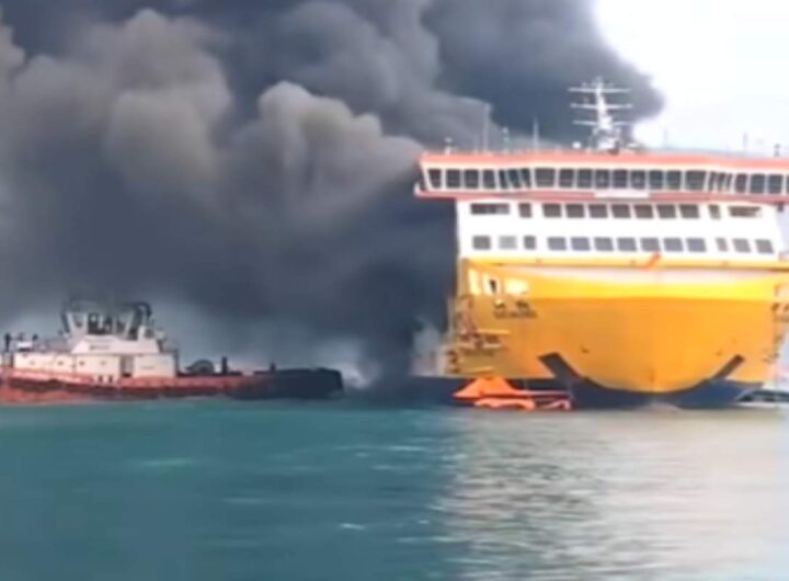 Traghetto in fiamme