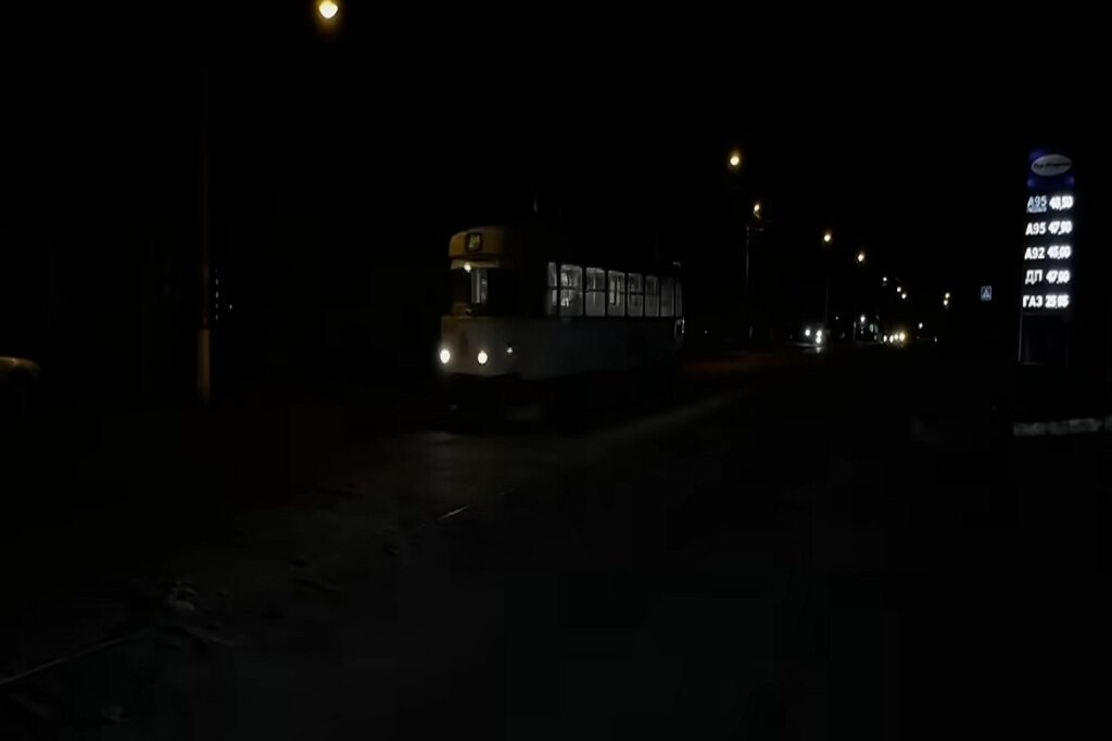 Il video di Kiev al buio dopo i raid che hanno provocato blackout su tutta l'Ucraina