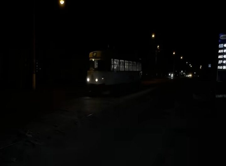 Il video di Kiev al buio dopo i raid che hanno provocato blackout su tutta l'Ucraina