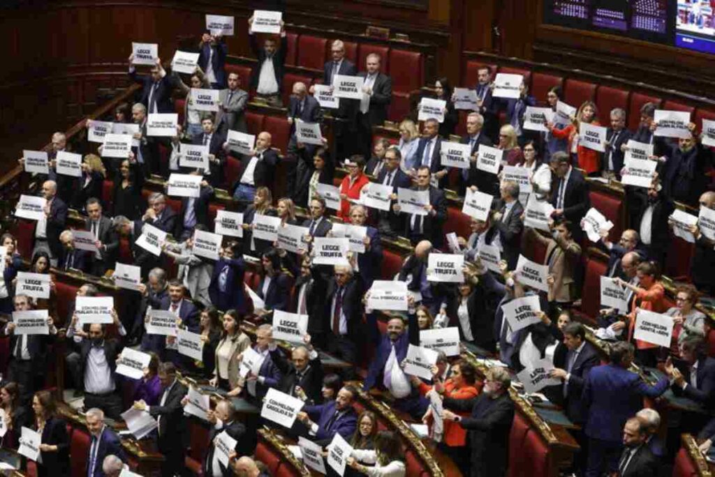 L'opposizione in Aula con i cartelli "legge truffa"