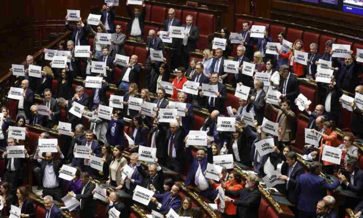 L'opposizione in Aula con i cartelli "legge truffa"
