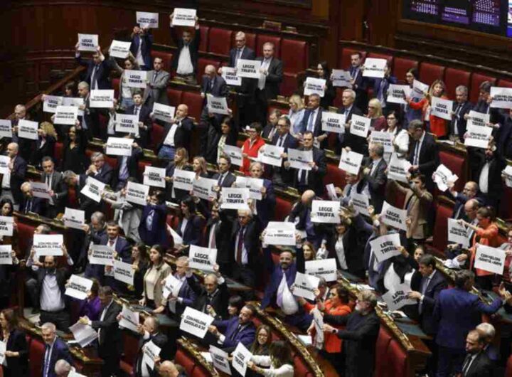 L'opposizione in Aula con i cartelli "legge truffa"