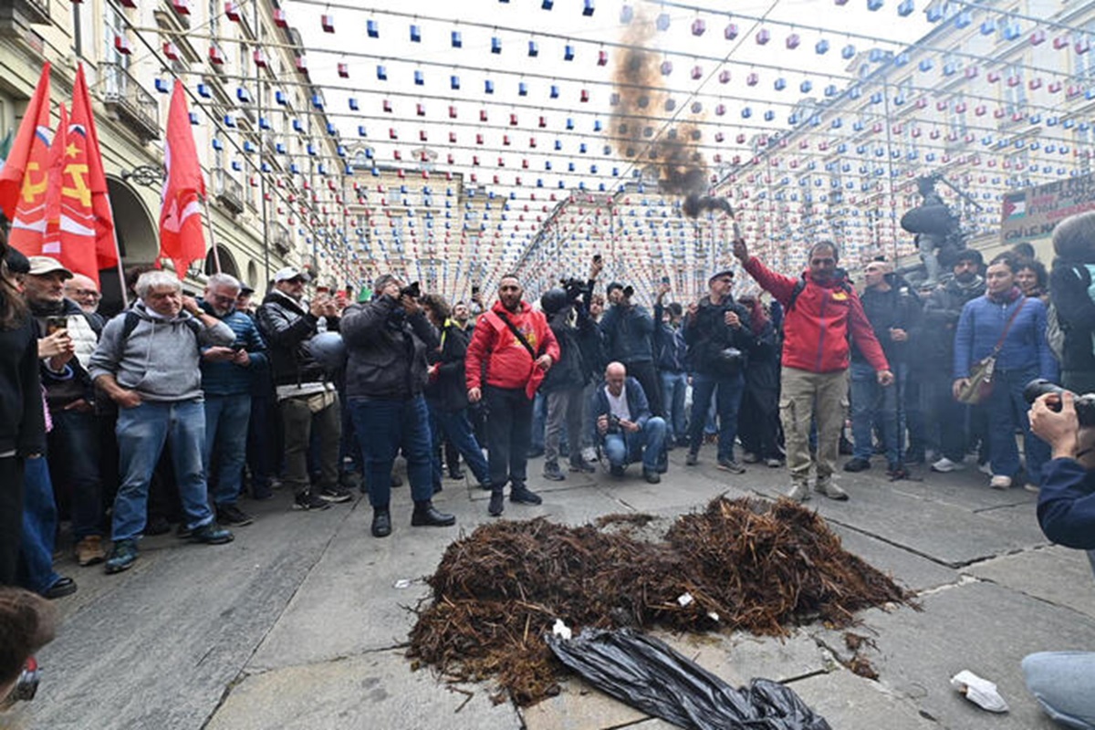Manifestanti scaricano del letame davanti al Comune di Torino