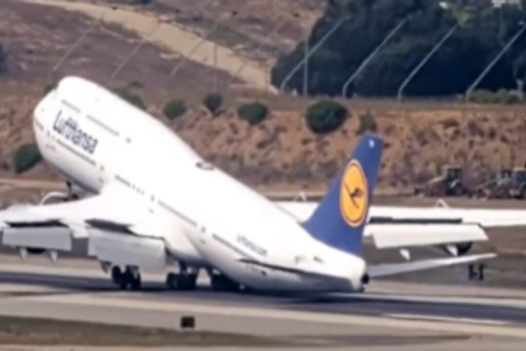 Aereo tocca terra con la coda