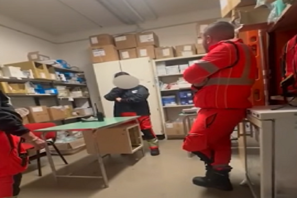 Luca Spada, il video del paramedico sospettato di aver ucciso 5 pazienti che chiede alla collega: "Cosa c'entra l'accertamento medico legale?"