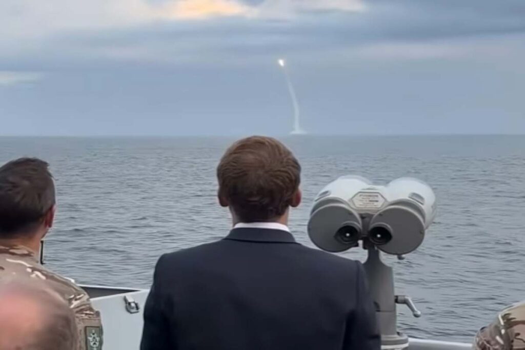 Macron assiste al lancio di un missile