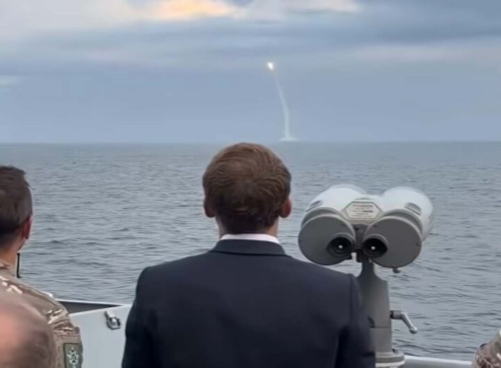 Macron assiste al lancio di un missile