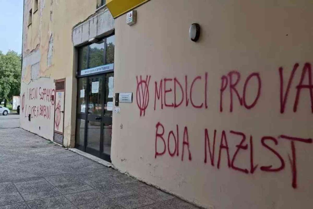 scritte no vax vicenza