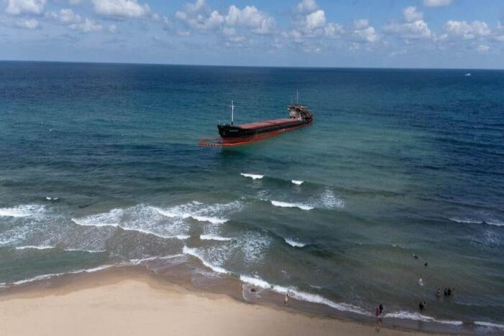 Una nave cargo vicino alla costa
