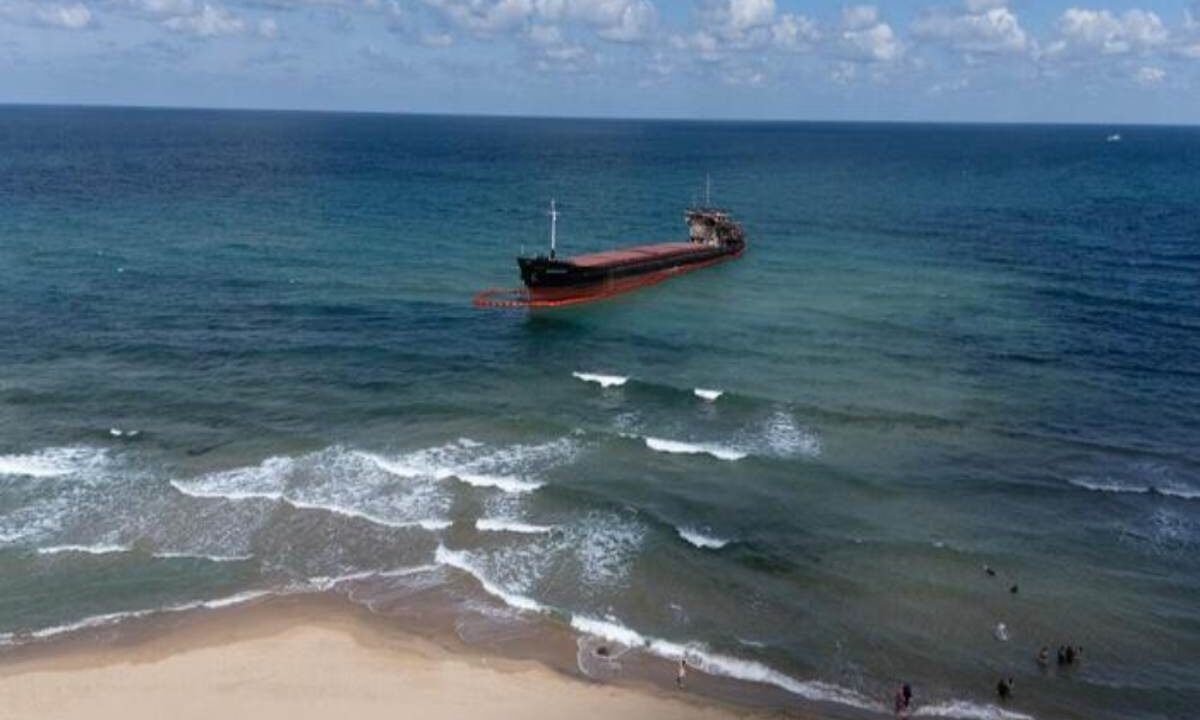Una nave cargo vicino alla costa