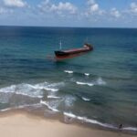 Una nave cargo vicino alla costa